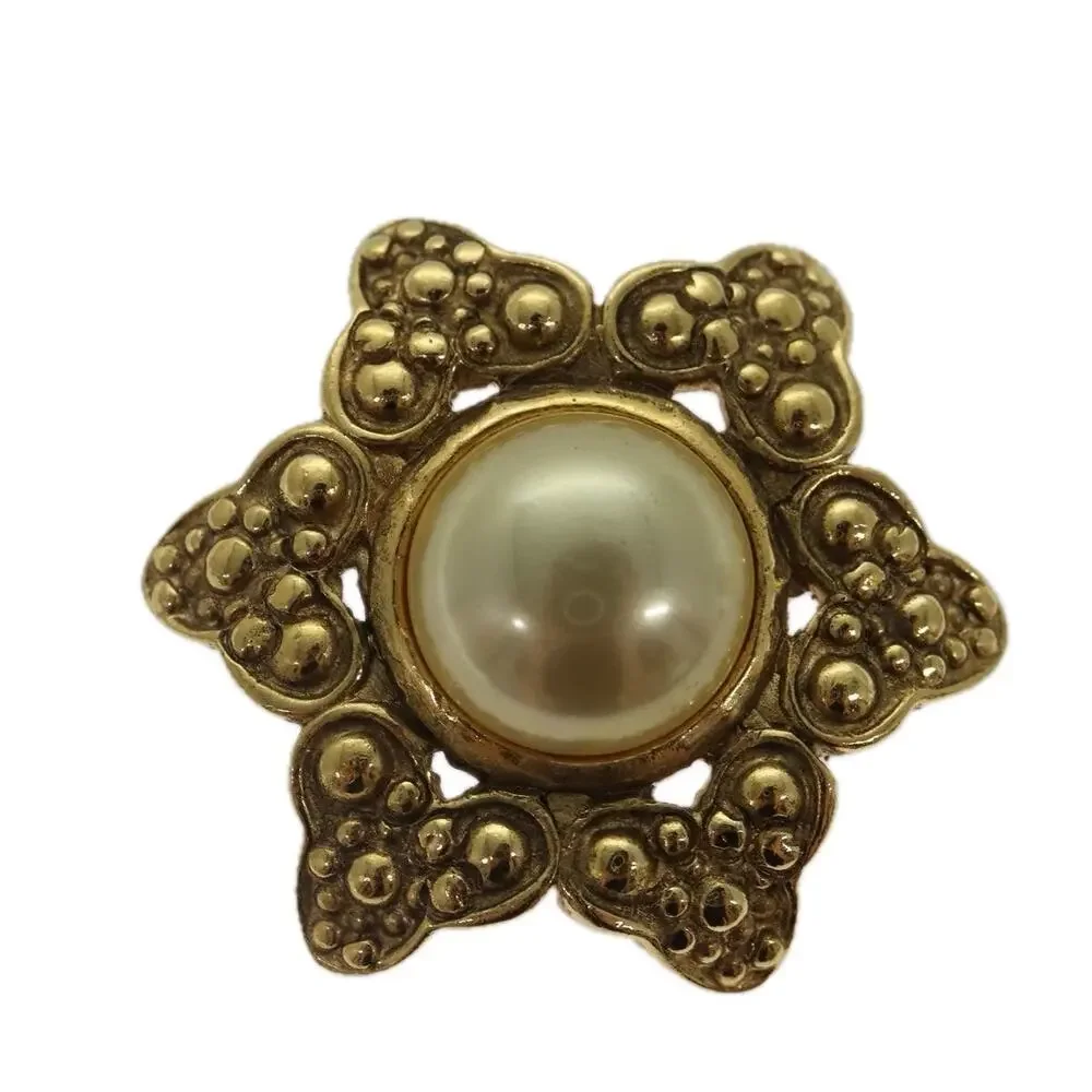 Chanel CC Brooch - Picture 2 of 4